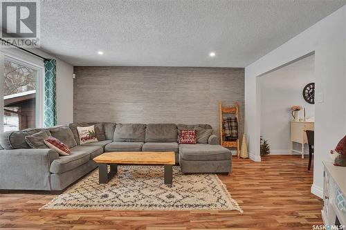 105 Kingsmere Court, Saskatoon, SK - Indoor Photo Showing Living Room