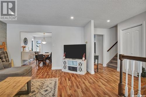 105 Kingsmere Court, Saskatoon, SK - Indoor Photo Showing Living Room