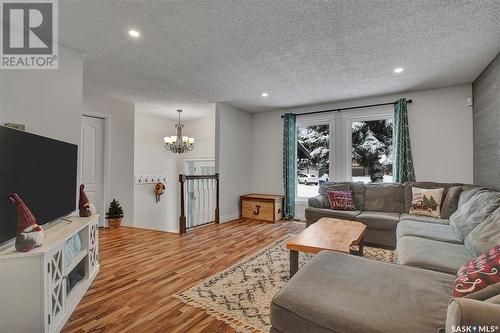 105 Kingsmere Court, Saskatoon, SK - Indoor Photo Showing Living Room