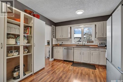 105 Kingsmere Court, Saskatoon, SK - Indoor Photo Showing Kitchen