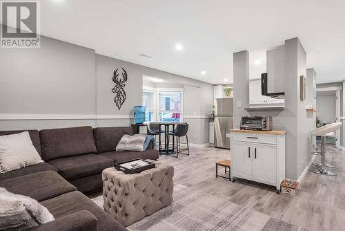 4100 Wellington Drive, Vernon, BC - Indoor Photo Showing Living Room