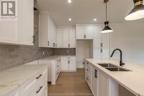 16 Bloomington Way, Chatham, ON - Indoor Photo Showing Kitchen With Double Sink With Upgraded Kitchen