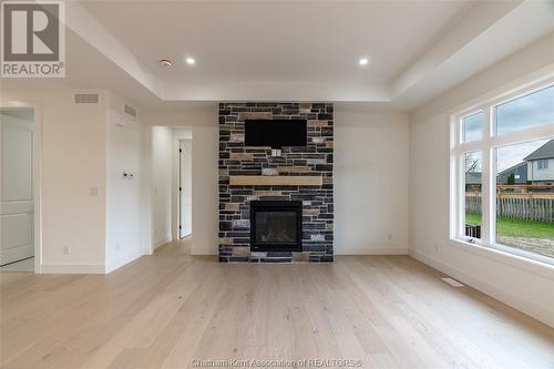 16 Bloomington Way, Chatham, ON - Indoor Photo Showing Living Room With Fireplace