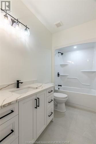 16 Bloomington Way, Chatham, ON - Indoor Photo Showing Bathroom