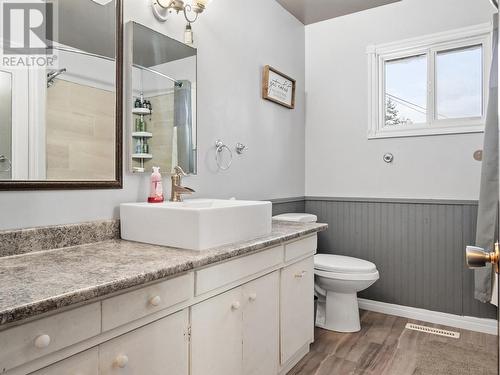 301 95 Avenue, Dawson Creek, BC - Indoor Photo Showing Bathroom