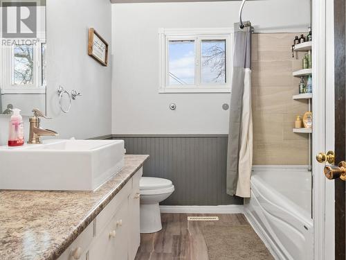 301 95 Avenue, Dawson Creek, BC - Indoor Photo Showing Bathroom