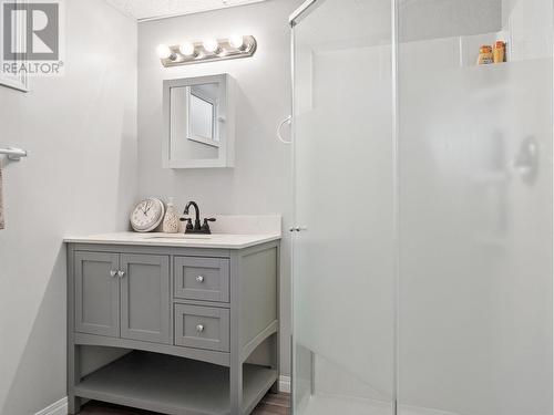 301 95 Avenue, Dawson Creek, BC - Indoor Photo Showing Bathroom