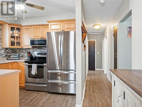 301 95 Avenue, Dawson Creek, BC - Indoor Photo Showing Kitchen