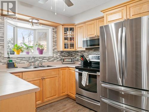 301 95 Avenue, Dawson Creek, BC - Indoor Photo Showing Kitchen With Double Sink