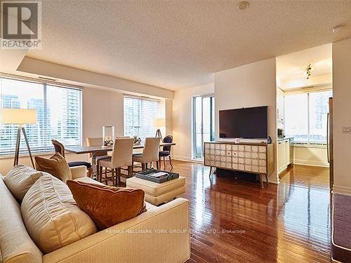 2006 - 35 Balmuto Street, Toronto, ON - Indoor Photo Showing Living Room