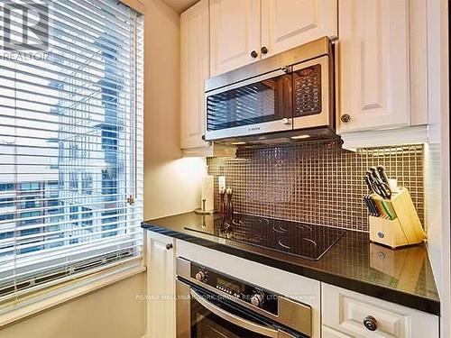 2006 - 35 Balmuto Street, Toronto, ON - Indoor Photo Showing Kitchen