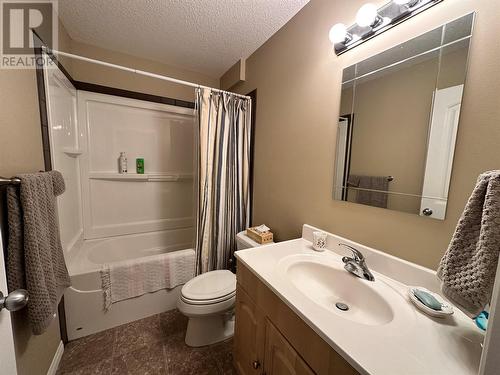 805 96 Avenue Unit# 3, Dawson Creek, BC - Indoor Photo Showing Bathroom