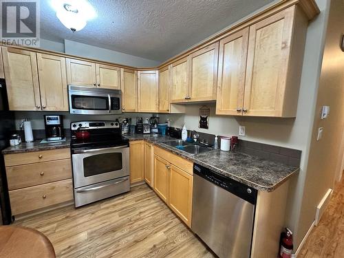 805 96 Avenue Unit# 3, Dawson Creek, BC - Indoor Photo Showing Kitchen With Double Sink