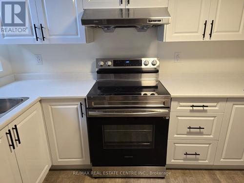 44 Rampart Crescent, Whitby, ON - Indoor Photo Showing Kitchen