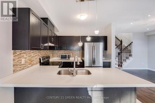 569 Murray Meadows Place, Milton, ON - Indoor Photo Showing Kitchen With Double Sink With Upgraded Kitchen