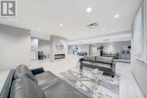 606 - 85 Robinson Street, Hamilton, ON - Indoor Photo Showing Living Room