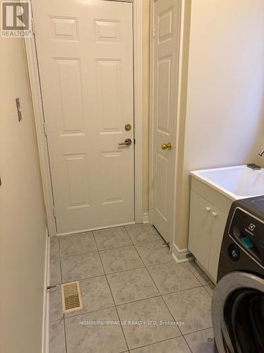 4781 Half Moon Grove, Mississauga, ON - Indoor Photo Showing Laundry Room