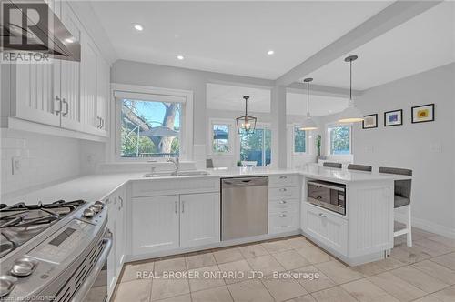 883 Forest Glen Avenue, Burlington, ON - Indoor Photo Showing Kitchen With Upgraded Kitchen