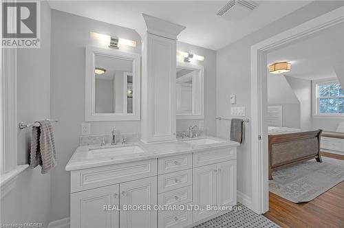 883 Forest Glen Avenue, Burlington, ON - Indoor Photo Showing Bathroom