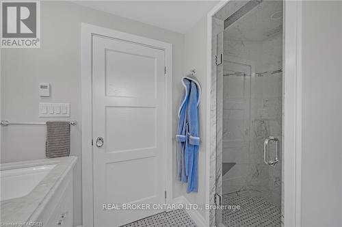 883 Forest Glen Avenue, Burlington, ON - Indoor Photo Showing Bathroom