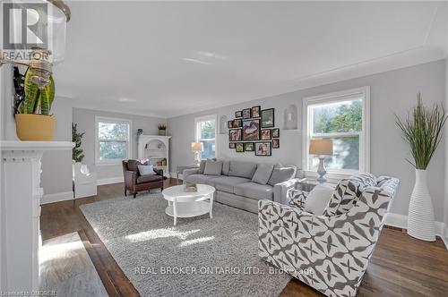 883 Forest Glen Avenue, Burlington, ON - Indoor Photo Showing Living Room