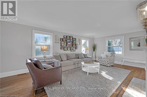 883 Forest Glen Avenue, Burlington, ON - Indoor Photo Showing Living Room