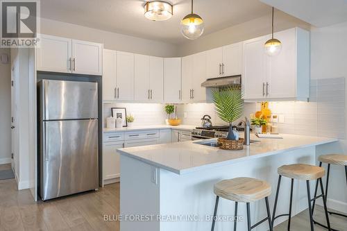 10 - 2491 Tokala Trail, London, ON - Indoor Photo Showing Kitchen With Upgraded Kitchen