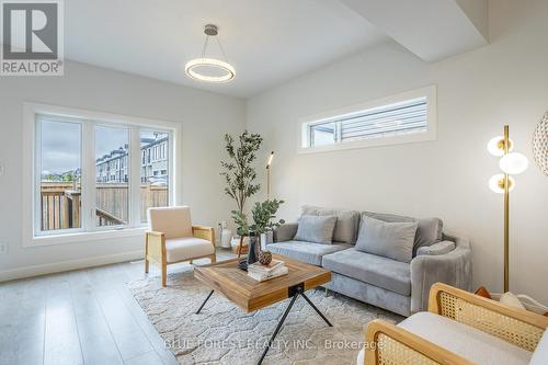 10 - 2491 Tokala Trail, London, ON - Indoor Photo Showing Living Room