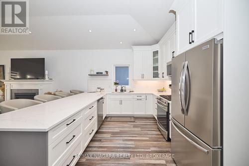 26 Sunrise Court N, Fort Erie (335 - Ridgeway), ON - Indoor Photo Showing Kitchen With Upgraded Kitchen