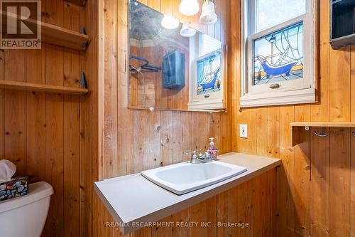 49 Jones Street, Hamilton, ON - Indoor Photo Showing Bathroom