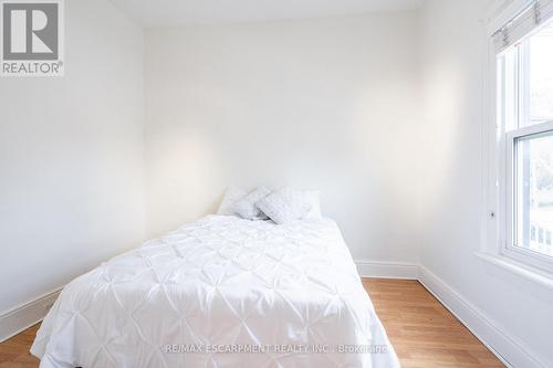 49 Jones Street, Hamilton, ON - Indoor Photo Showing Bedroom