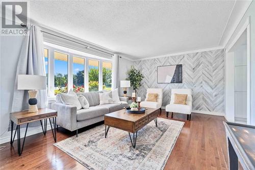 1297 Lang Street, Sarnia, ON - Indoor Photo Showing Living Room