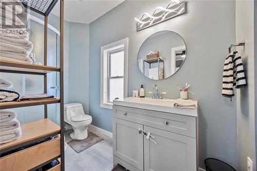 341 Vidal Street South, Sarnia, ON - Indoor Photo Showing Bathroom