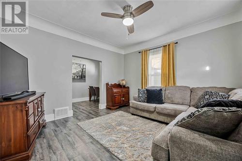 341 Vidal Street South, Sarnia, ON - Indoor Photo Showing Living Room