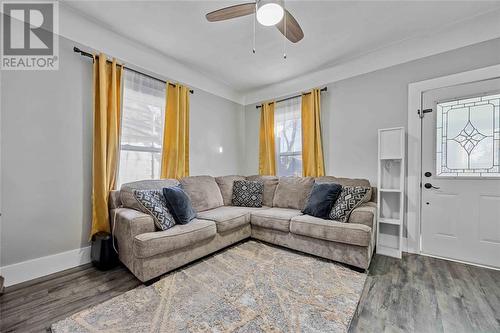 341 Vidal Street South, Sarnia, ON - Indoor Photo Showing Living Room