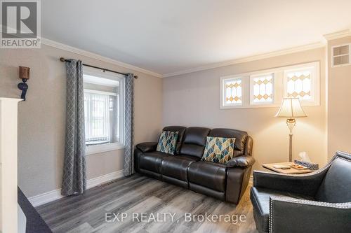 4584 Sixth Avenue, Niagara Falls, ON - Indoor Photo Showing Living Room