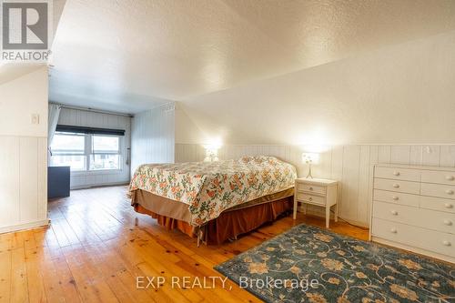 4584 Sixth Avenue, Niagara Falls, ON - Indoor Photo Showing Bedroom