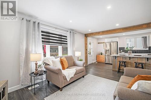 373 Raglan Street N, Renfrew, ON - Indoor Photo Showing Living Room