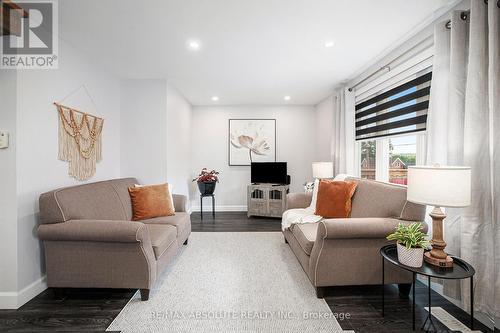 373 Raglan Street N, Renfrew, ON - Indoor Photo Showing Living Room