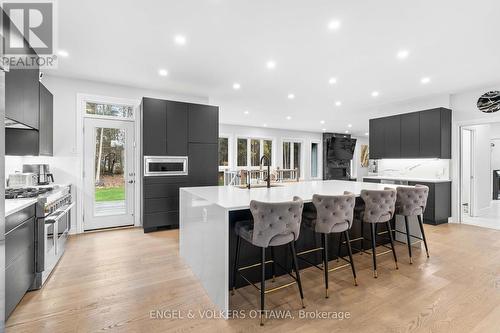 1108 Meadowshire Way, Ottawa, ON - Indoor Photo Showing Kitchen With Upgraded Kitchen