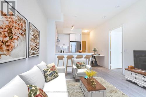 615 - 8960 Jane Street, Vaughan, ON - Indoor Photo Showing Living Room