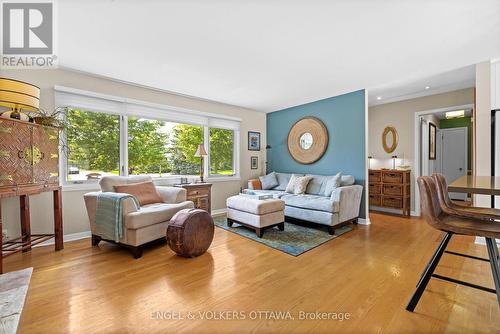 11 Stillwater Drive, Ottawa, ON - Indoor Photo Showing Living Room