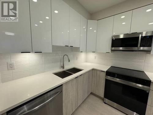 314 11655 Fraser Street, Maple Ridge, BC - Indoor Photo Showing Kitchen With Double Sink With Upgraded Kitchen