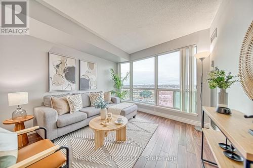 909 - 8 Lee Centre Drive, Toronto, ON - Indoor Photo Showing Living Room