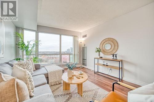 909 - 8 Lee Centre Drive, Toronto, ON - Indoor Photo Showing Living Room