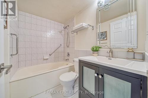 909 - 8 Lee Centre Drive, Toronto, ON - Indoor Photo Showing Bathroom