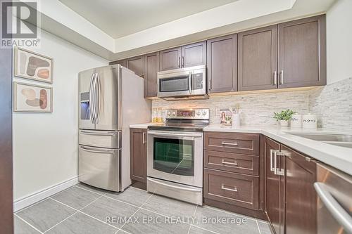 909 - 8 Lee Centre Drive, Toronto, ON - Indoor Photo Showing Kitchen With Upgraded Kitchen