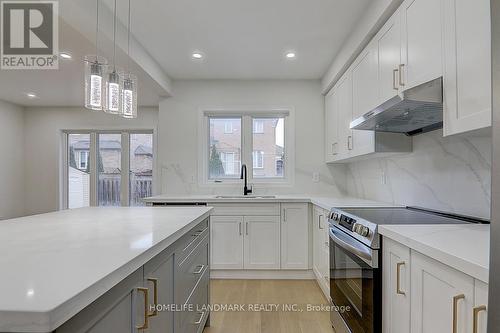 383 Wood Duck Lane, Newmarket, ON - Indoor Photo Showing Kitchen With Upgraded Kitchen