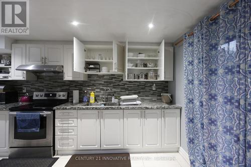 31 Dunnet Street, Markham, ON - Indoor Photo Showing Kitchen With Upgraded Kitchen