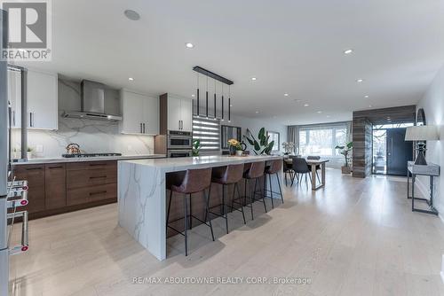 523 Corbin Court, Mississauga, ON - Indoor Photo Showing Kitchen With Upgraded Kitchen